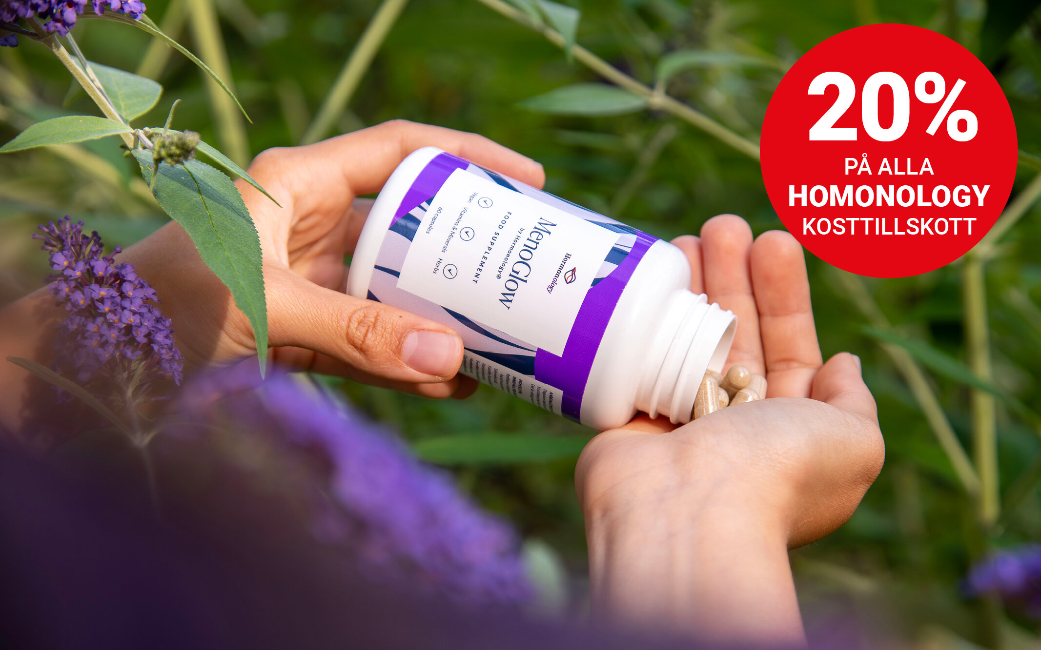 4 olika kosttillskott från Alpha Plus står uppradade på en platå av trä.