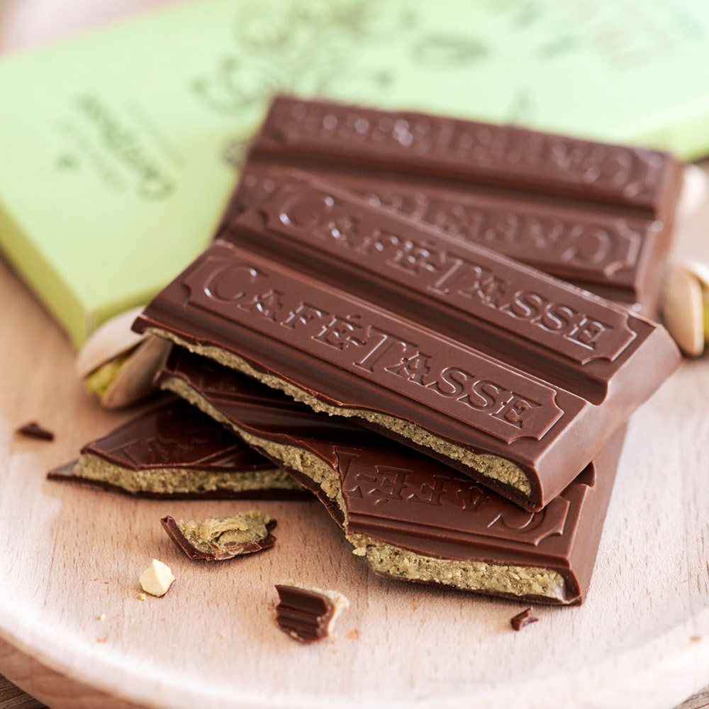 Ljus choklad med fyllning av pistage puffat ris och havssalt 95g